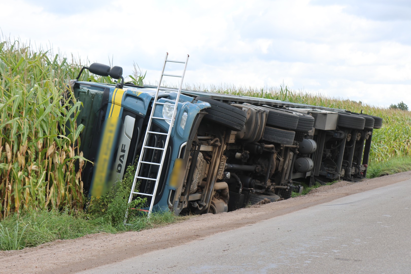 Buurtbewoner redt chauffeur na kanteling vrachtwagen