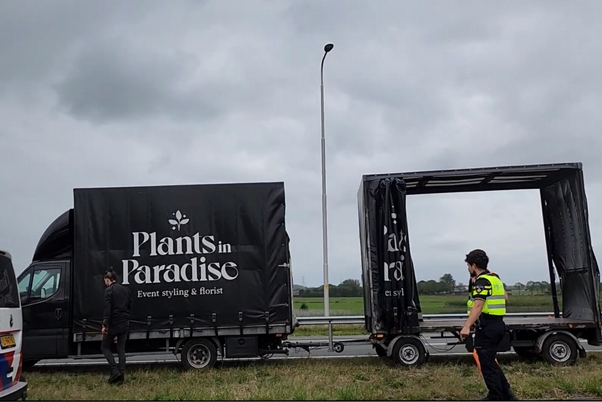 Aanhanger schaart bij knooppunt: afrit tijdelijk dicht