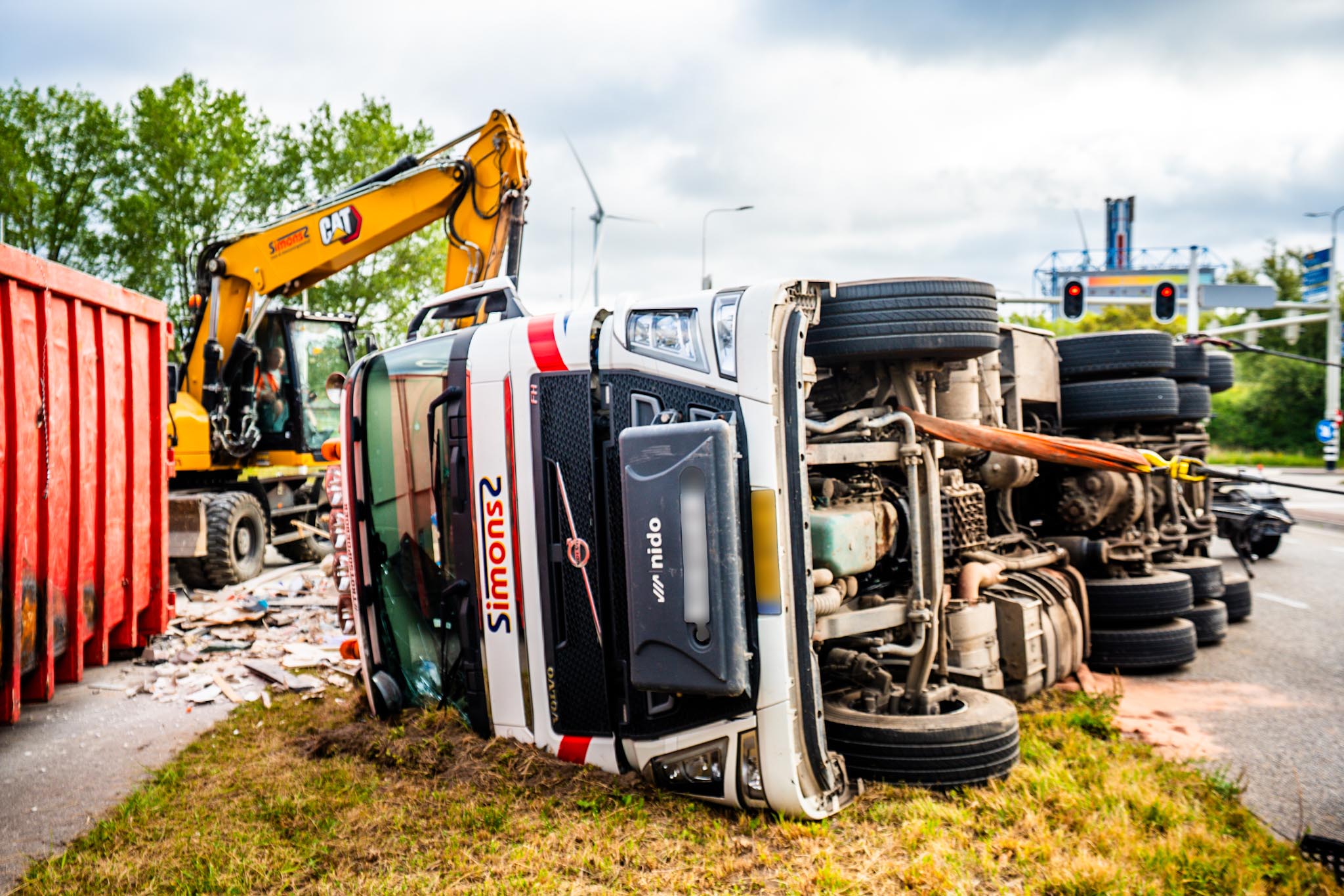 Vrachtwagen met trailer kantelt bij afrit
