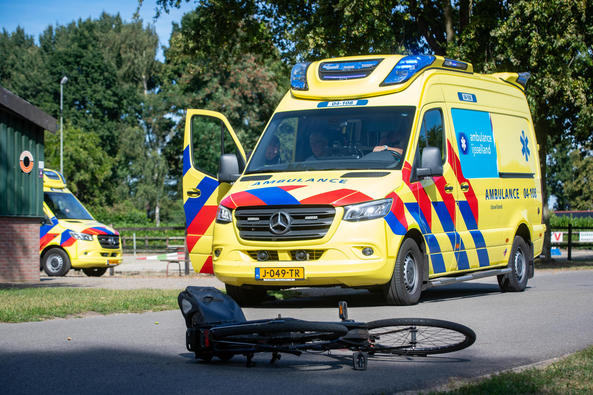 Fietsster zwaargewond na aanrijding met automobiliste
