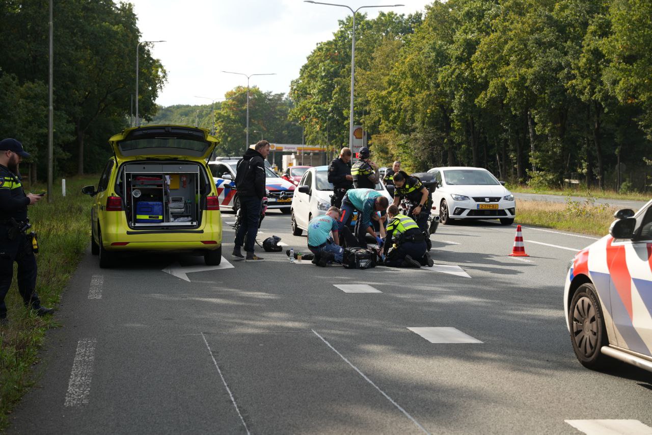 Motorrijder gewond na val en botsing met auto