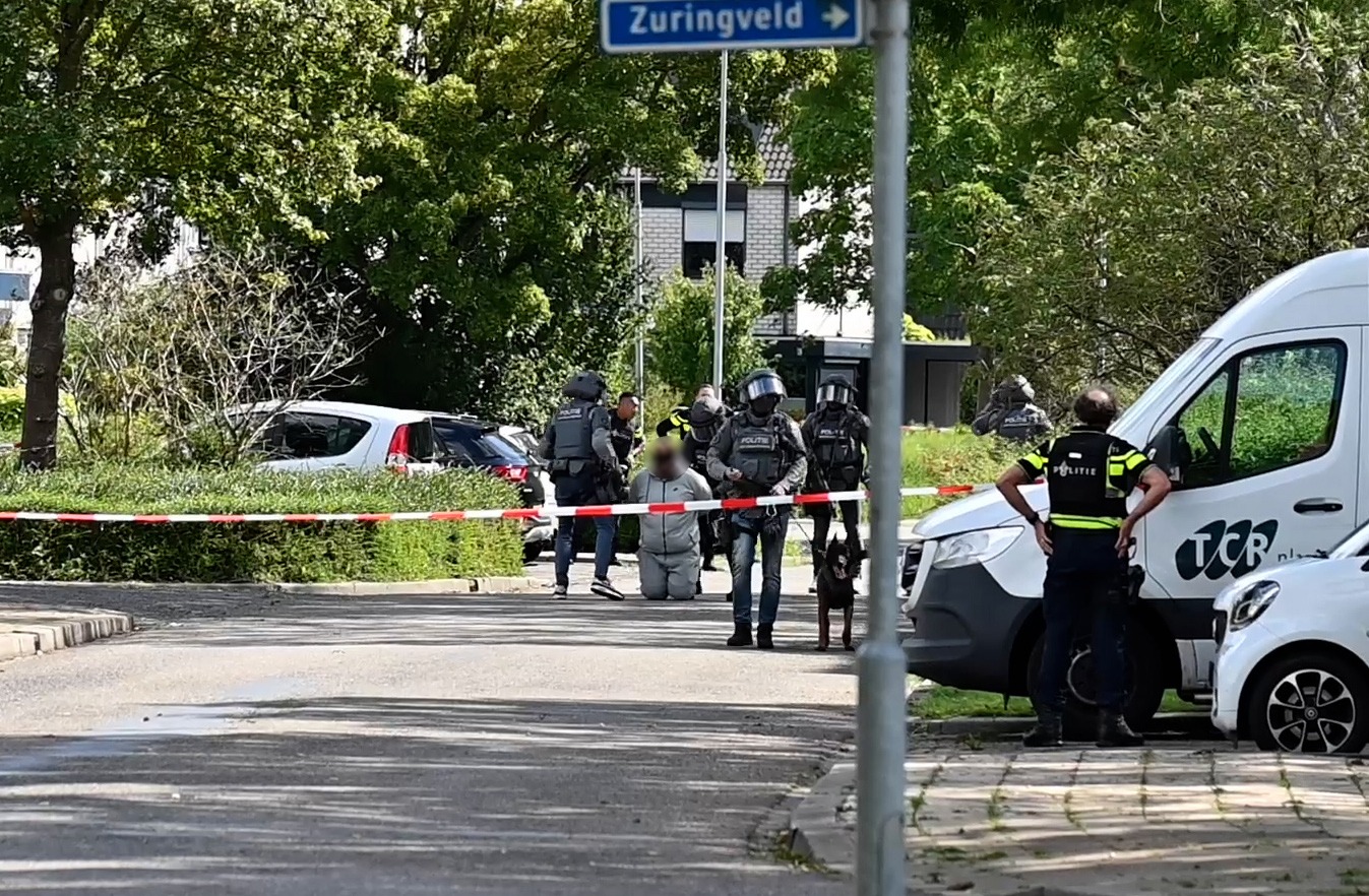 Man aangehouden na dreigende situatie in woonwijk