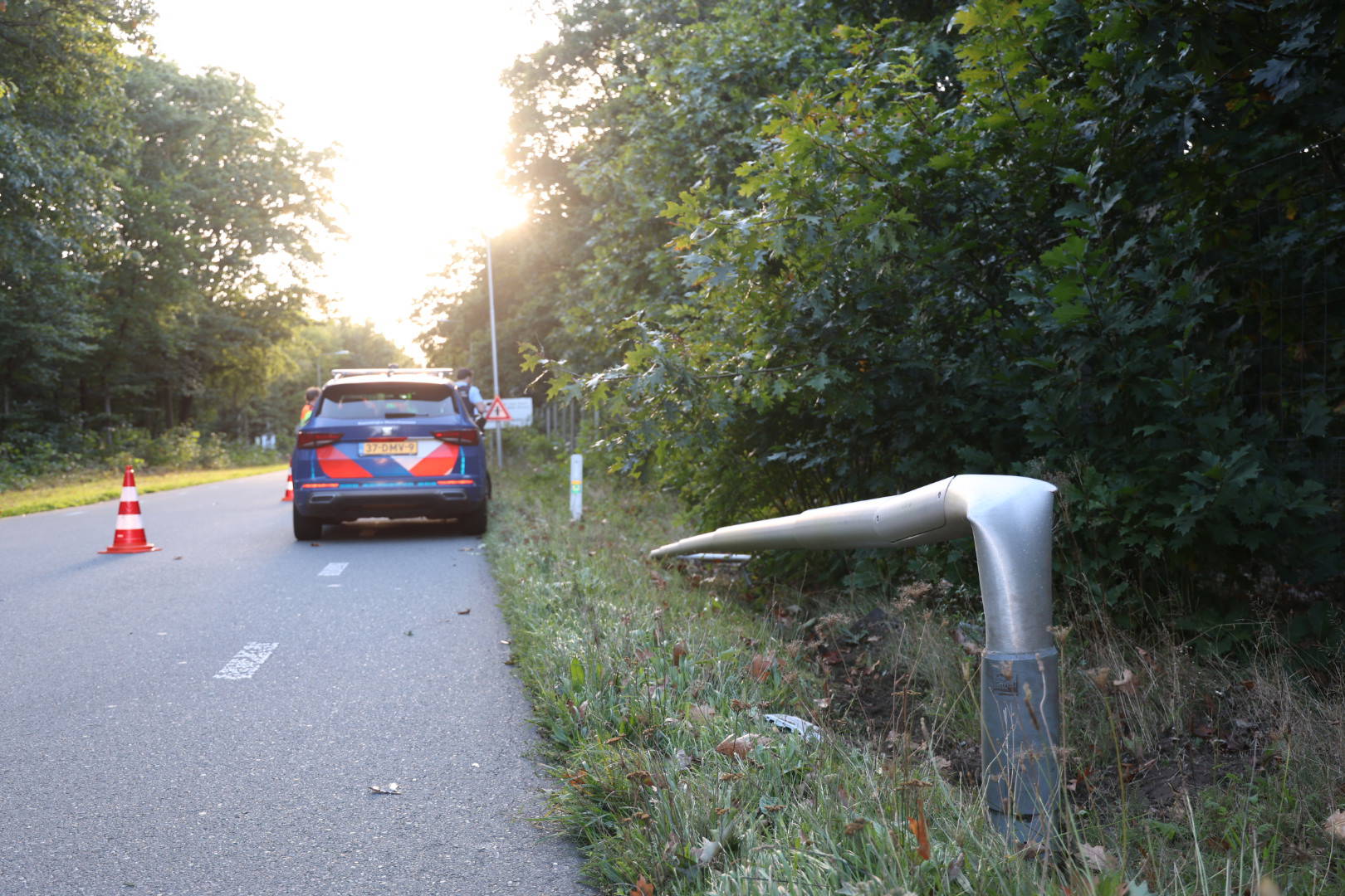 Automobilist raakt van weg en botst tegen defensiehek