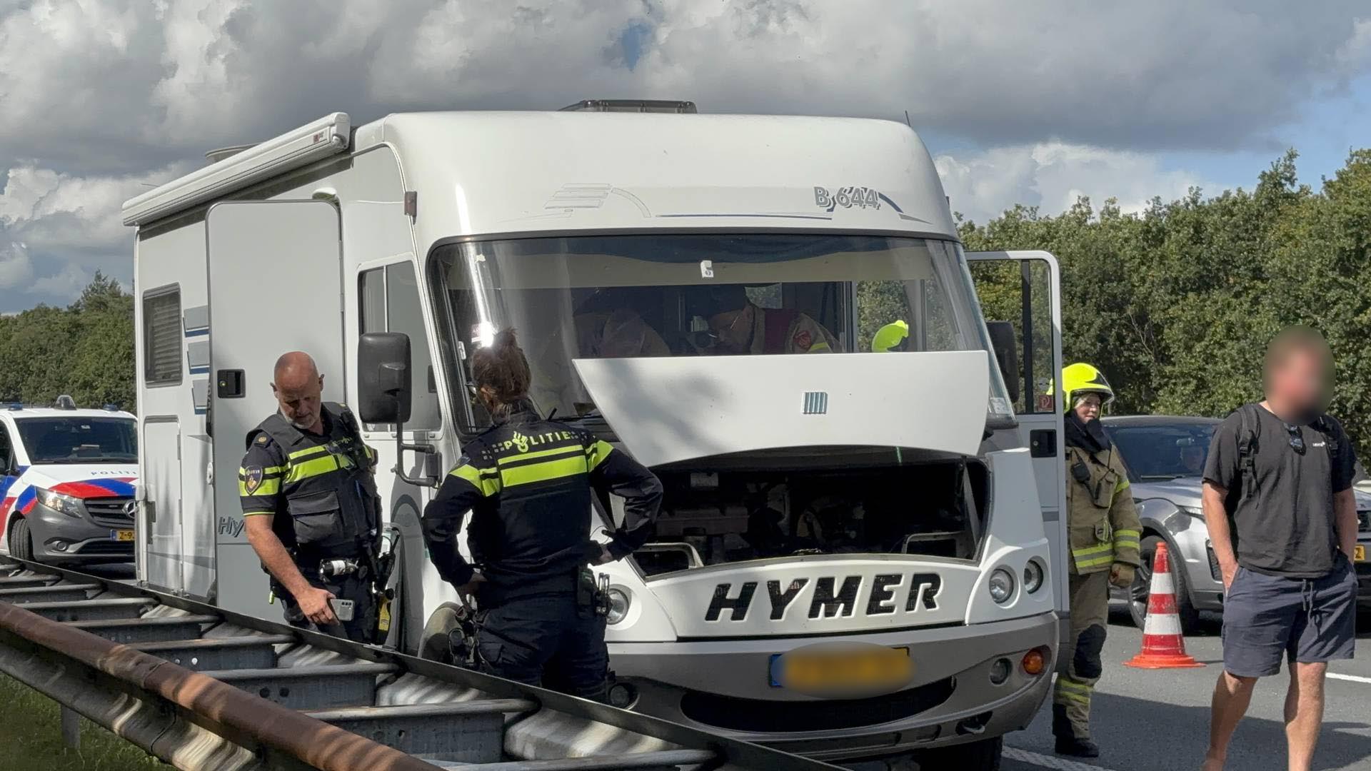 Camper met gezin strandt op A12 na brand