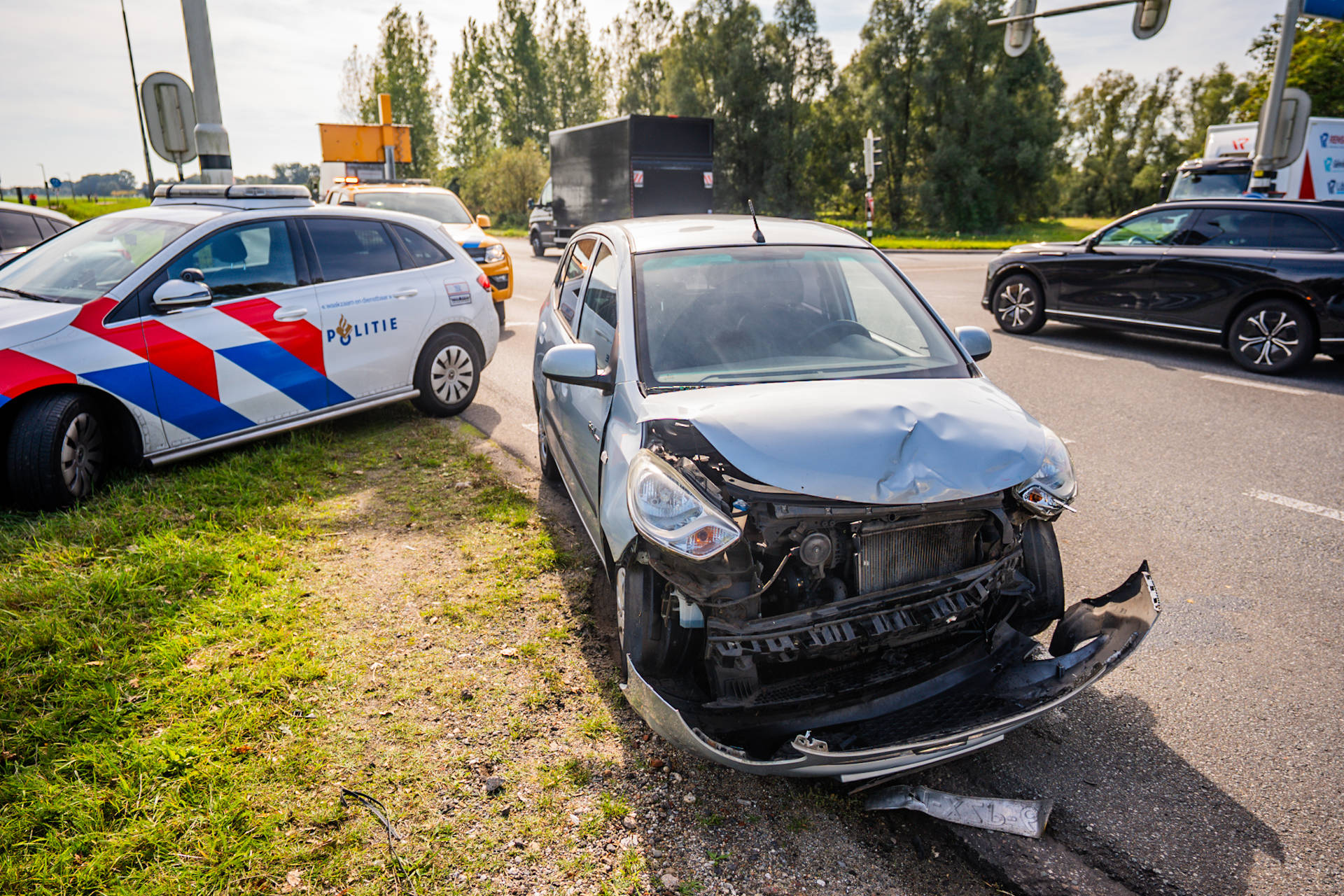Automobilist gewond na botsing met politiebusje