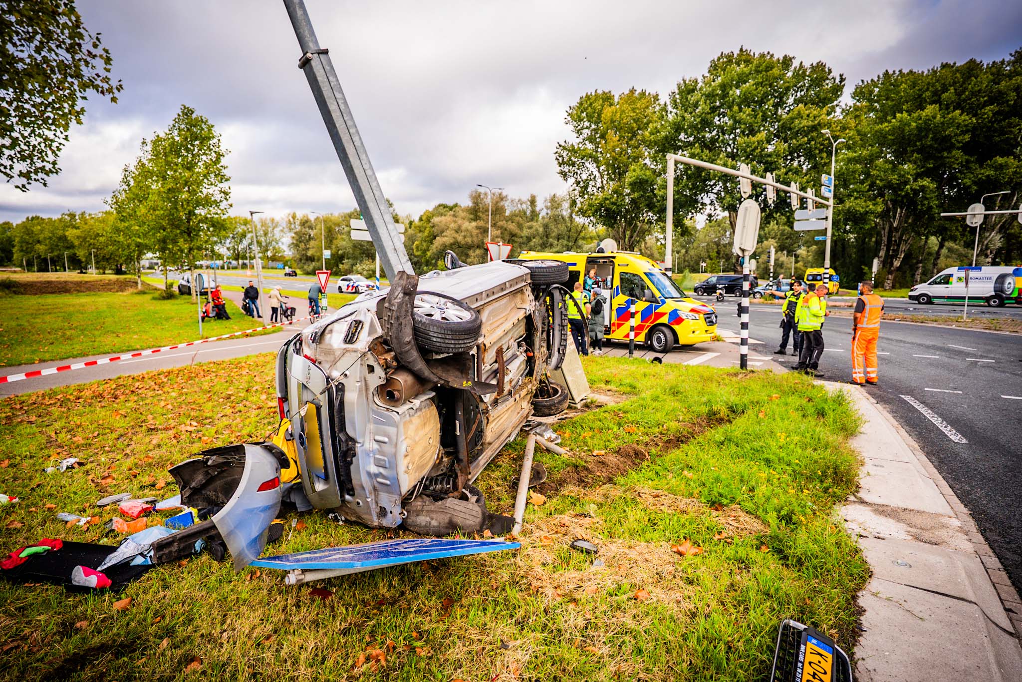 Auto op z’n kant na ernstig ongeval