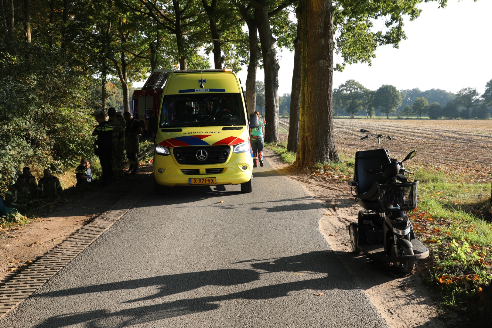 Oudere man belandt met scootmobiel in sloot