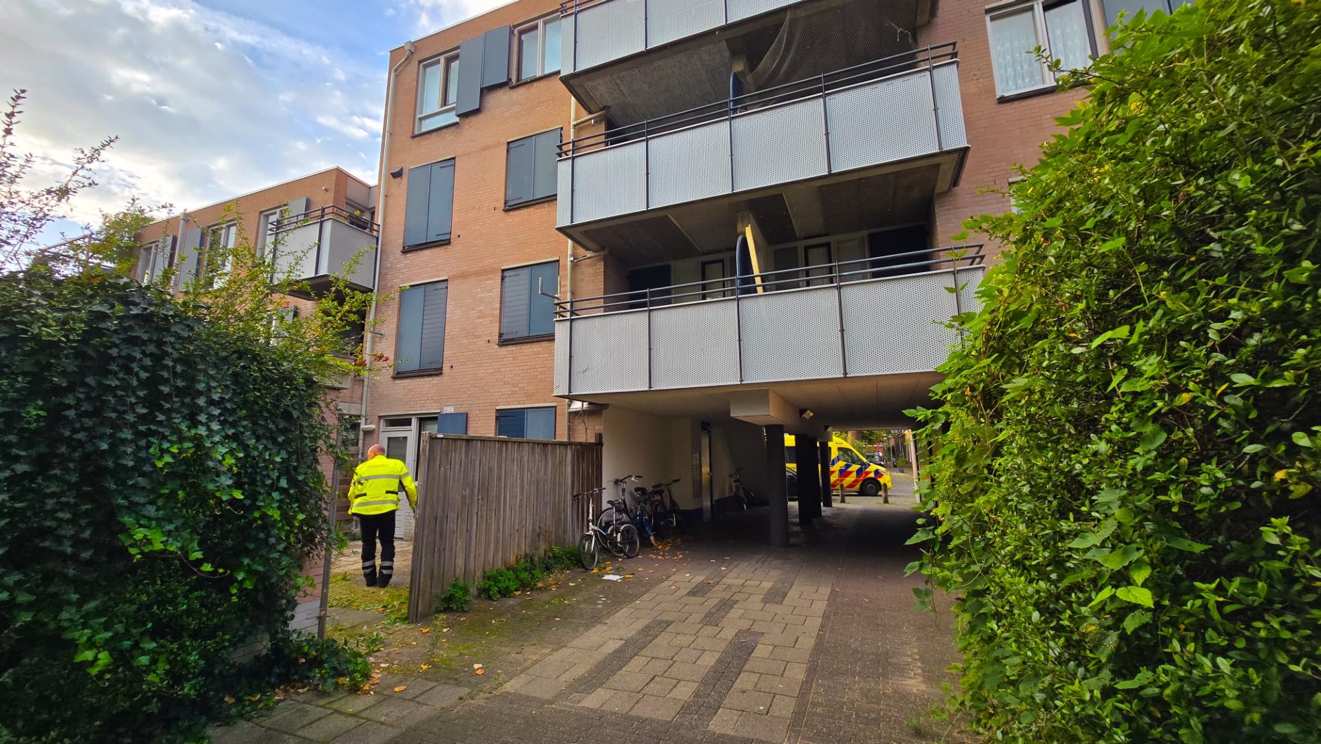 Persoon zwaargewond na val van balkon op derde etage