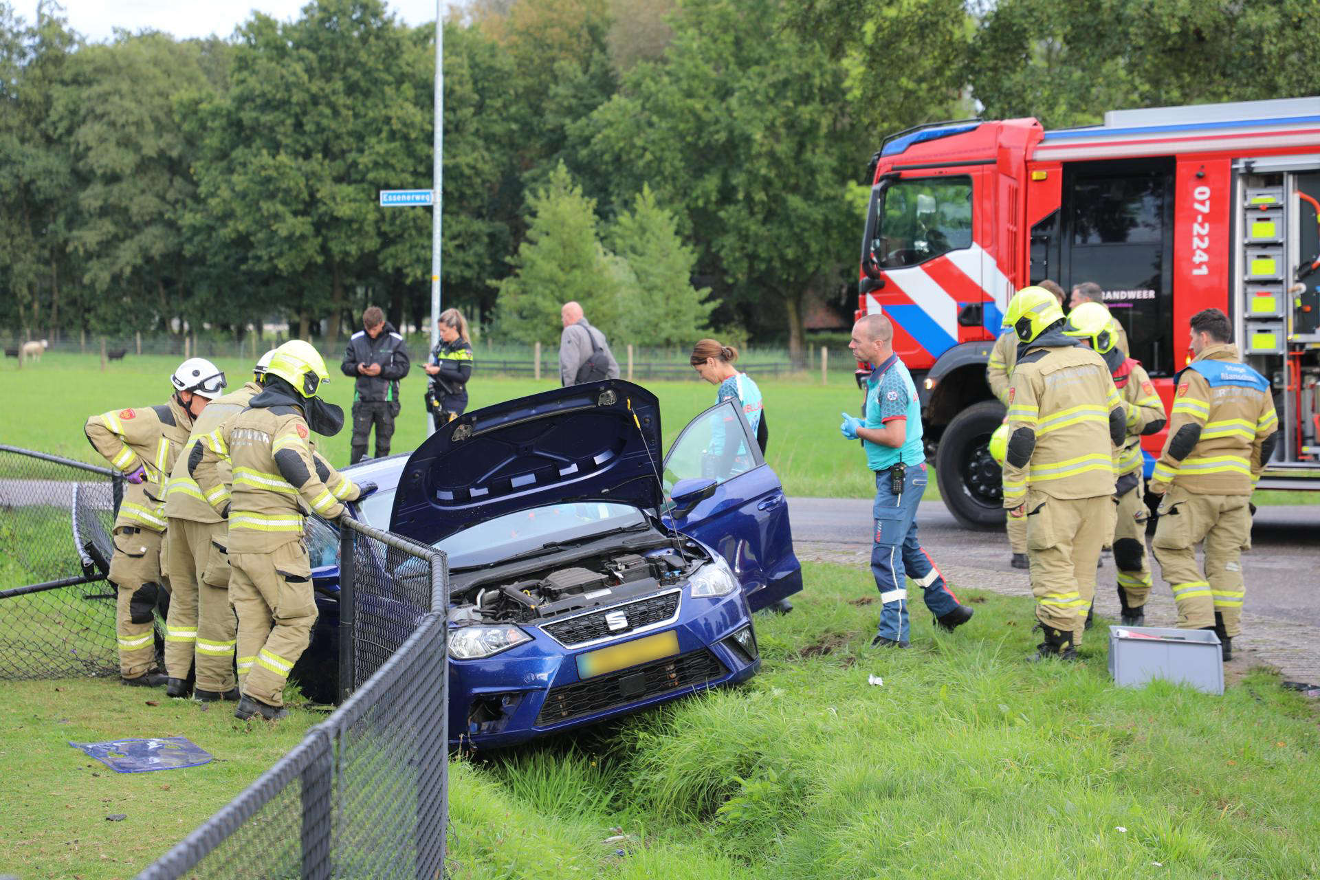 Botsing tussen personenauto en bestelbus: slachtoffer bevrijd