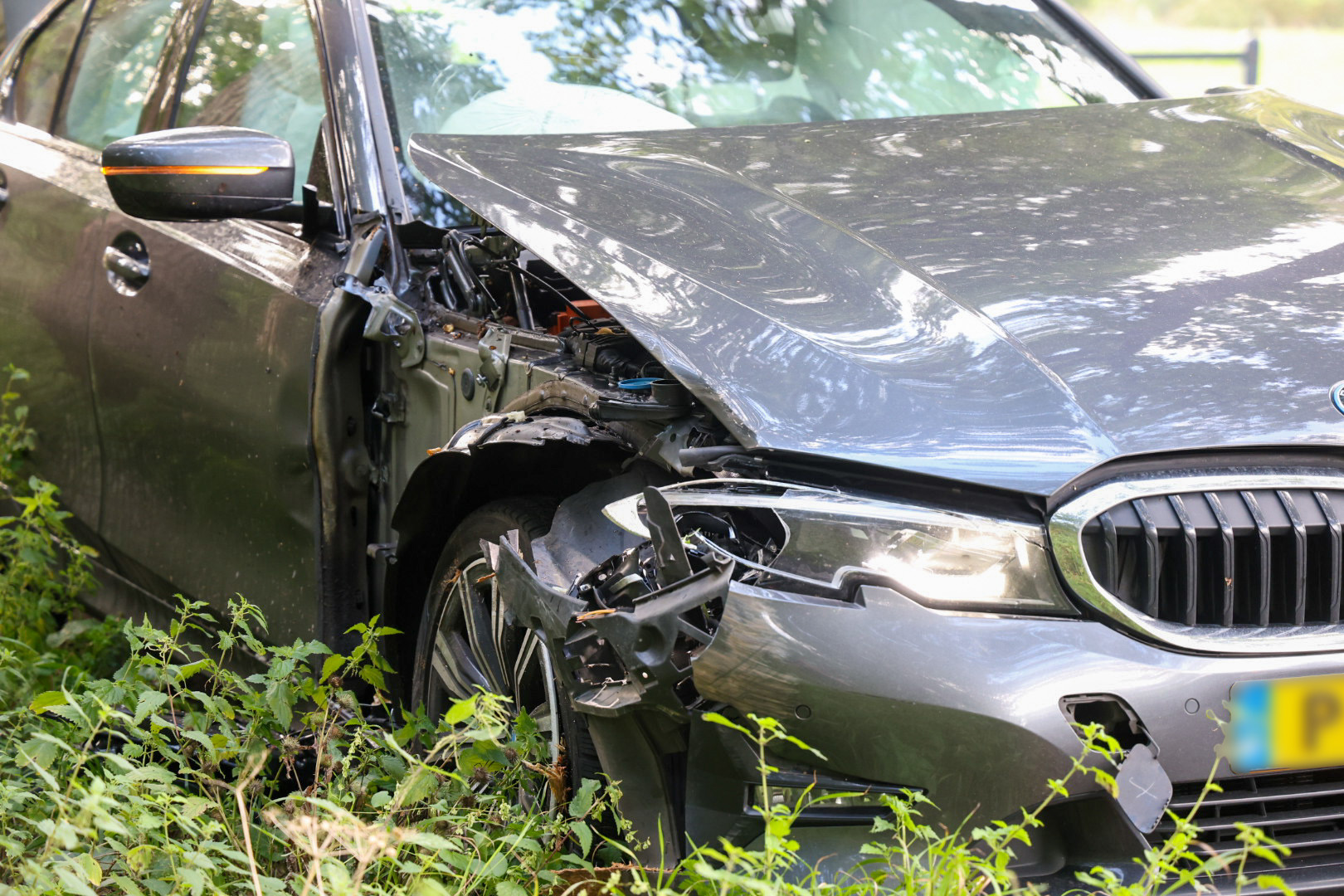 Auto botst tegen boom, defensiemedewerkers schieten te hulp