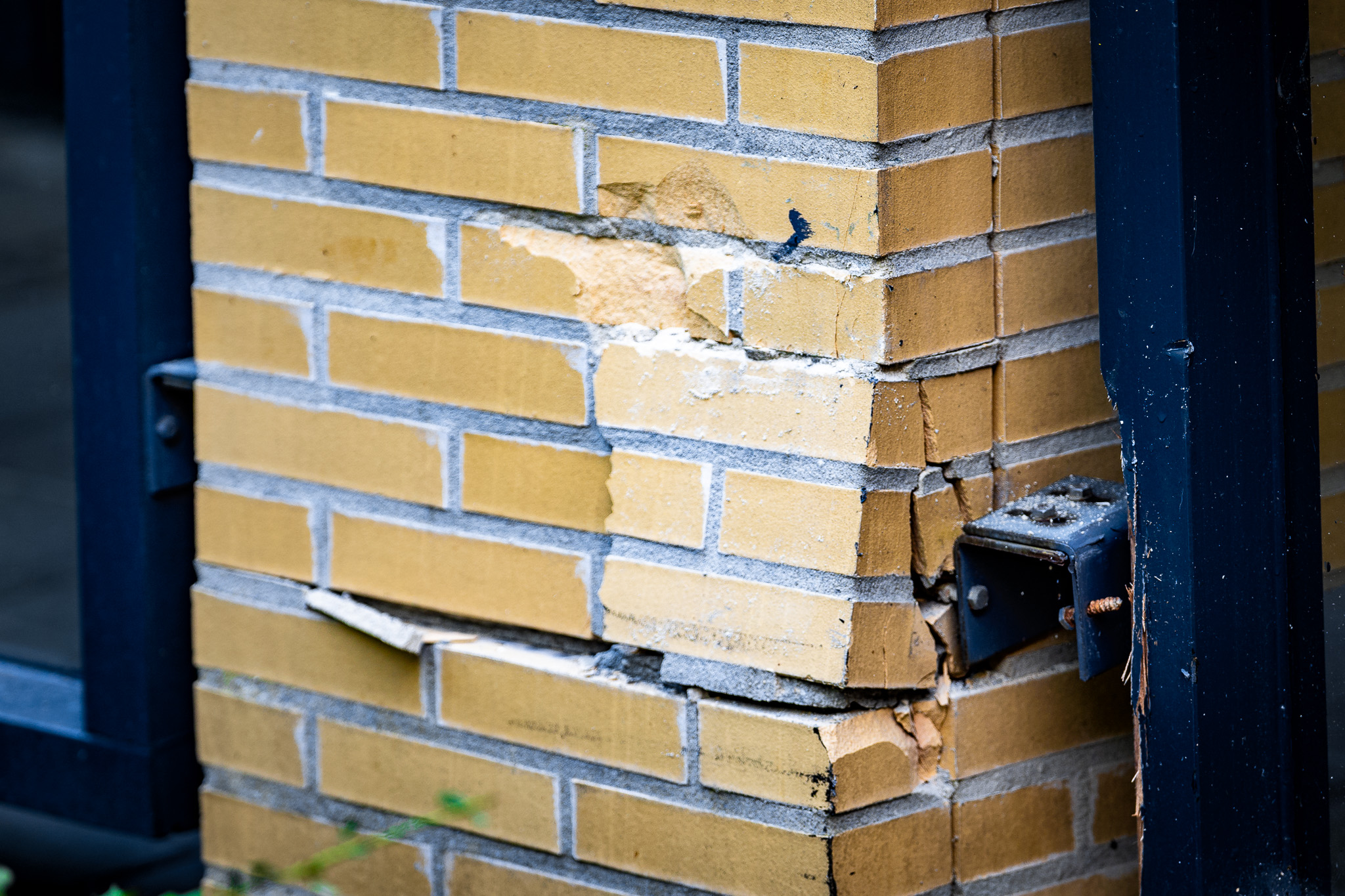Auto ramt gevel, rijbewijs 75-jarige vrouw ingenomen