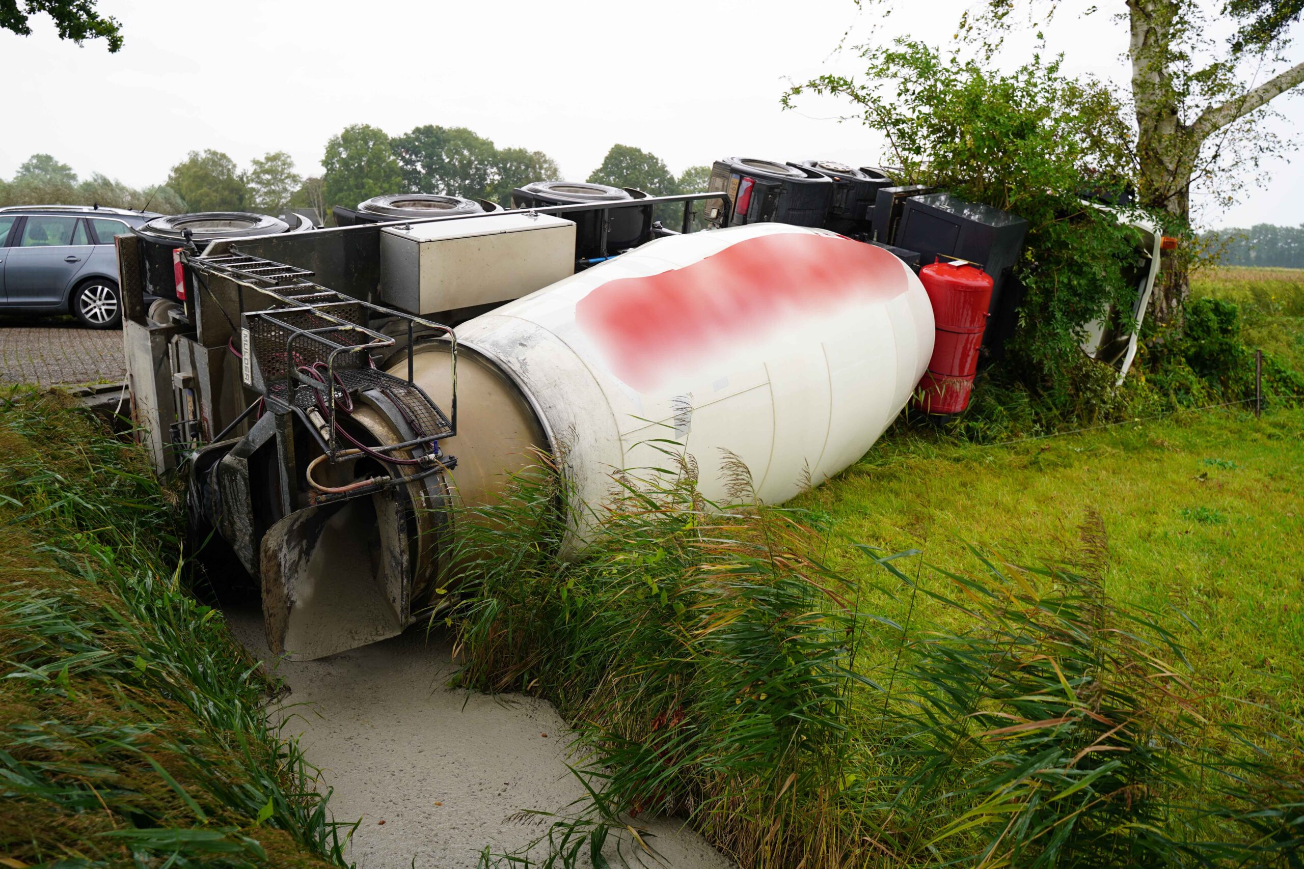 Sloot vol beton na kantelen betonwagen