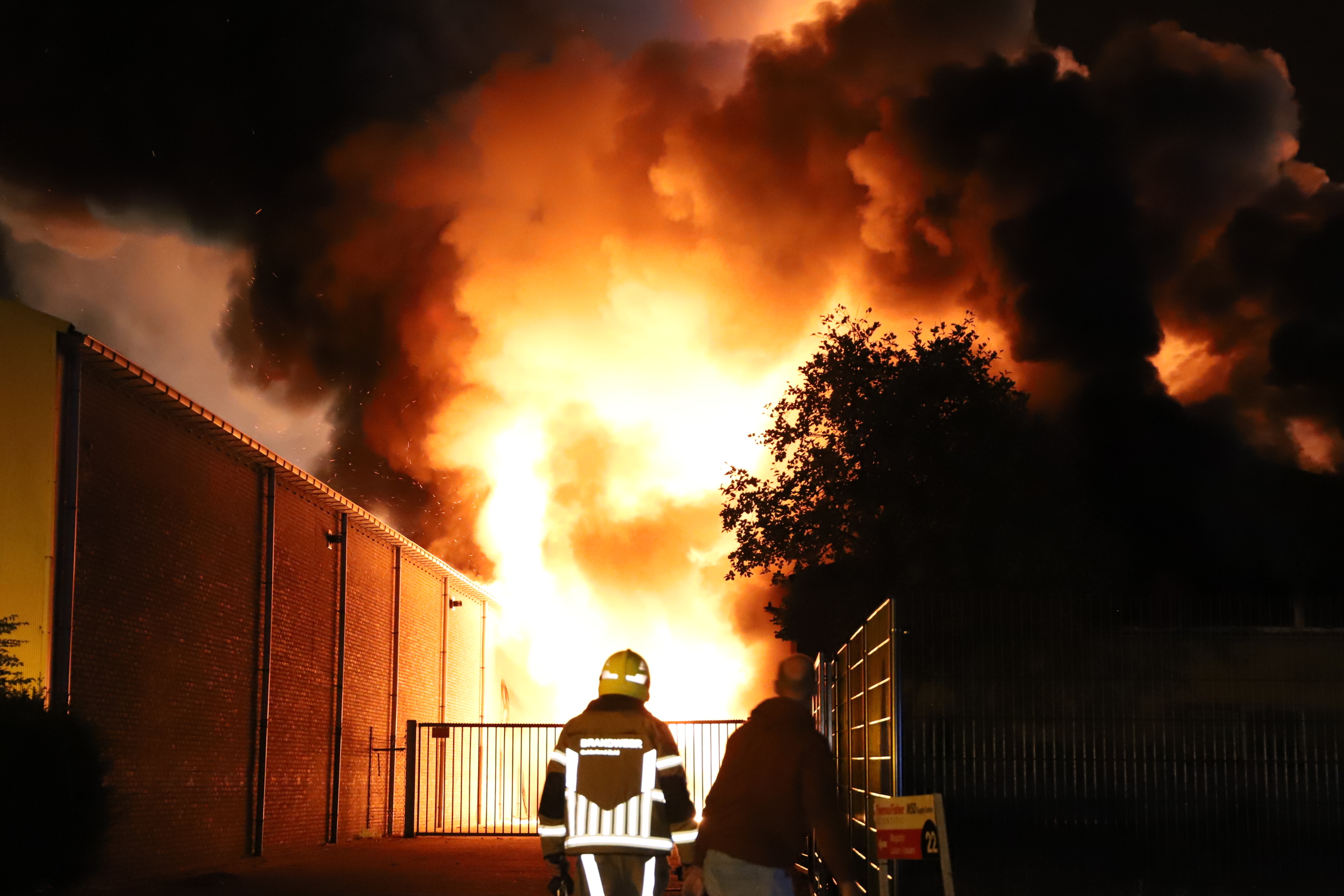 Grote brand uitgebroken in loods met zonnepanelen tussen woningen