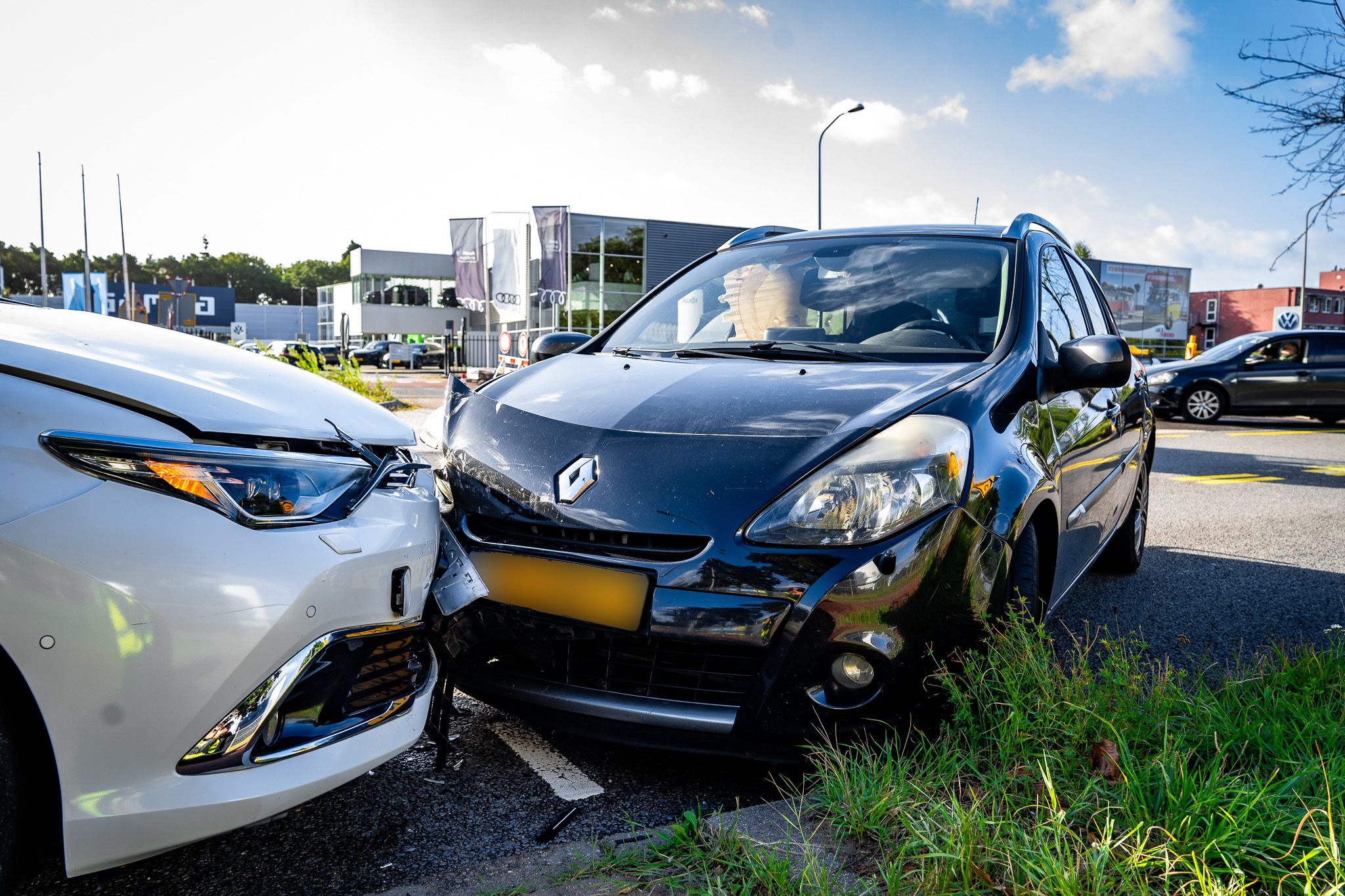 Frontale botsing tussen drie auto’s zorgt voor verkeerschaos
