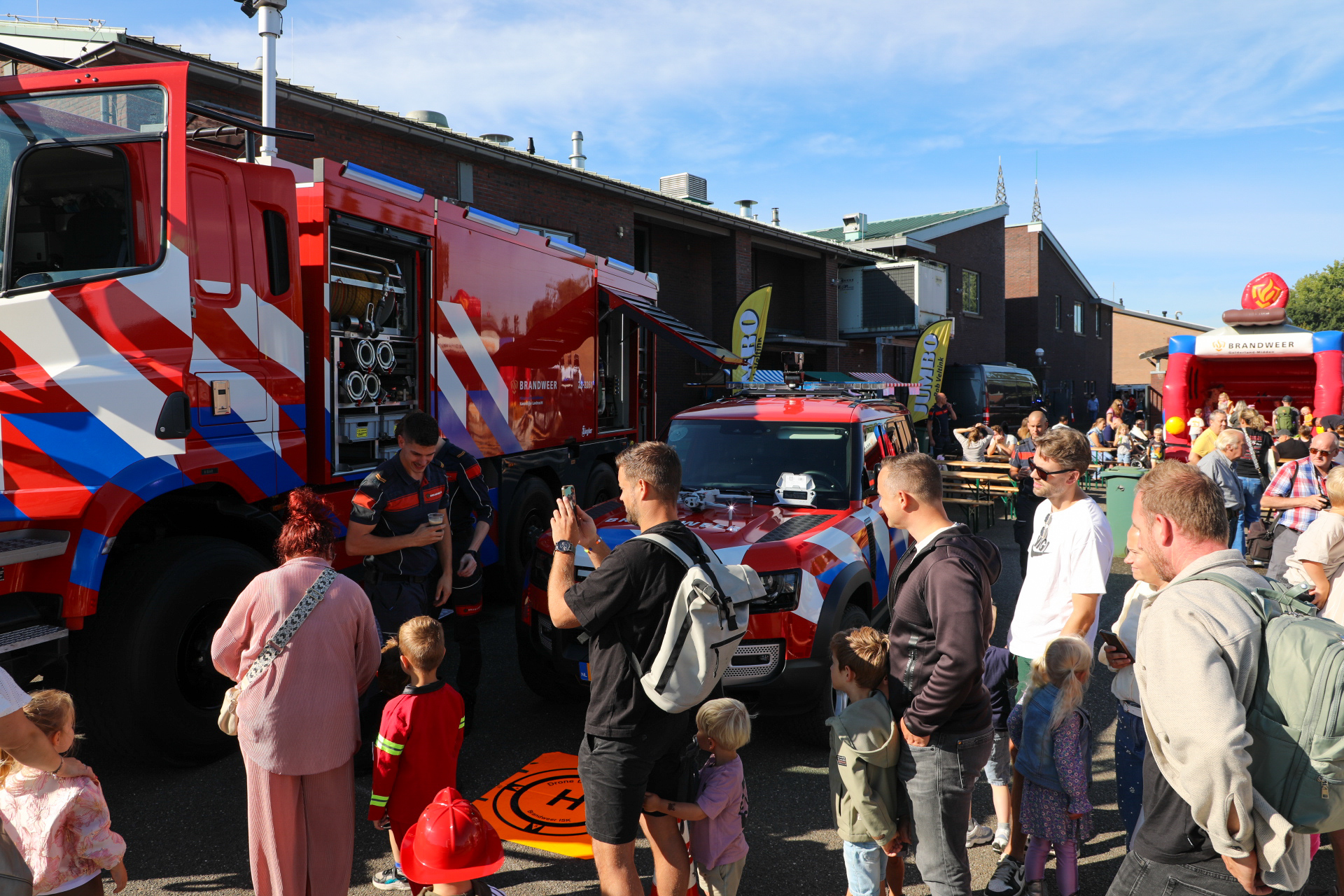 538 Radio DJ Tim Kleijn opent opendag brandweer Nijkerk