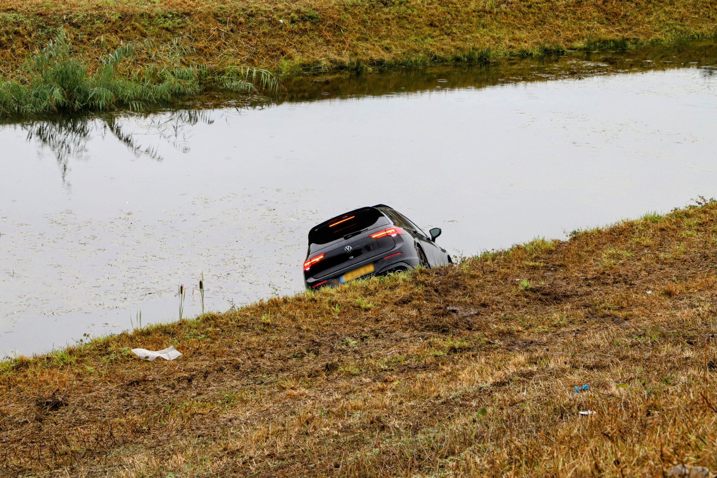 Bestuurder verliest controle bij oprijden toerit en raakt te water