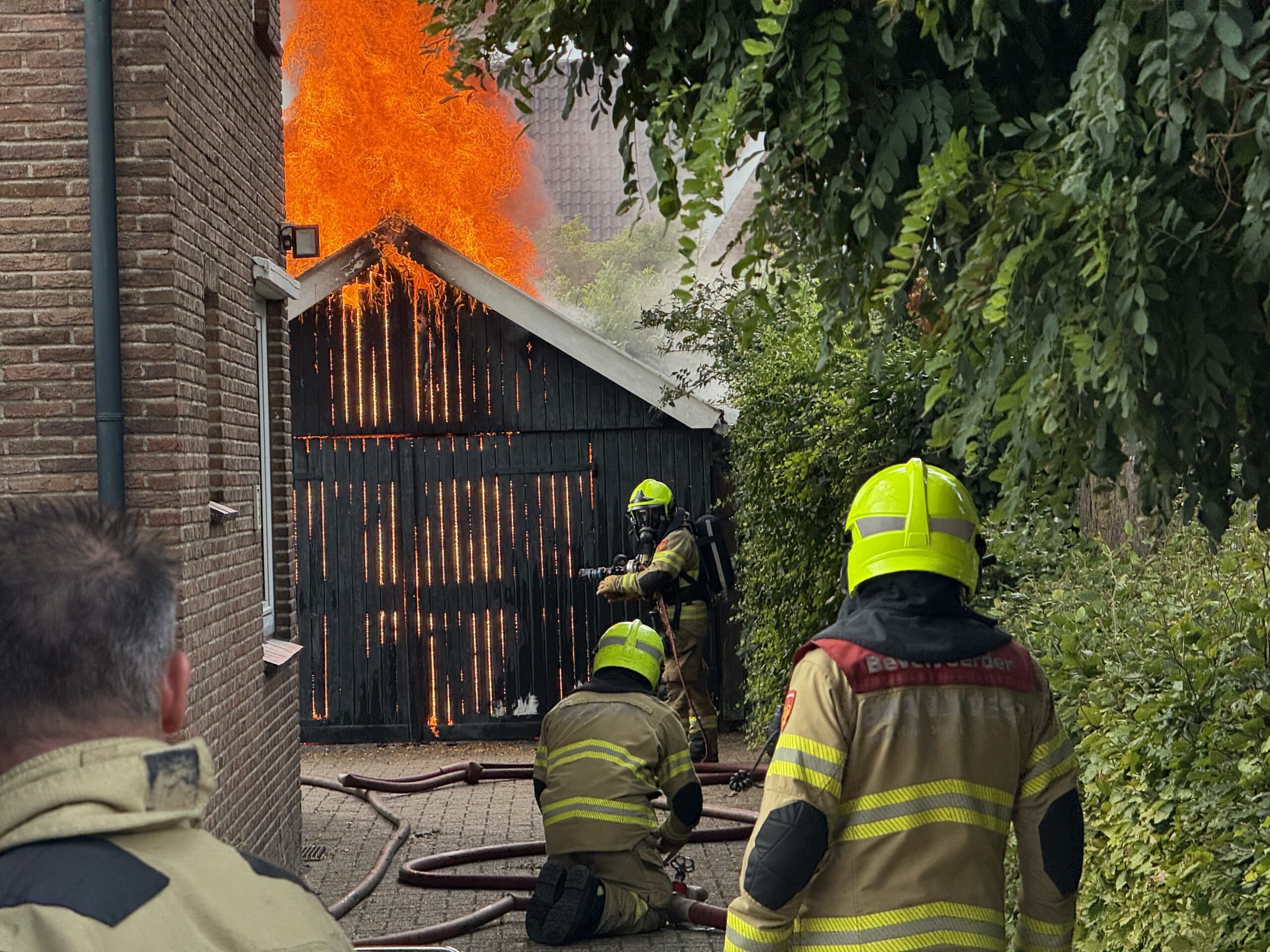 Schuur en auto volledig verwoest door brand