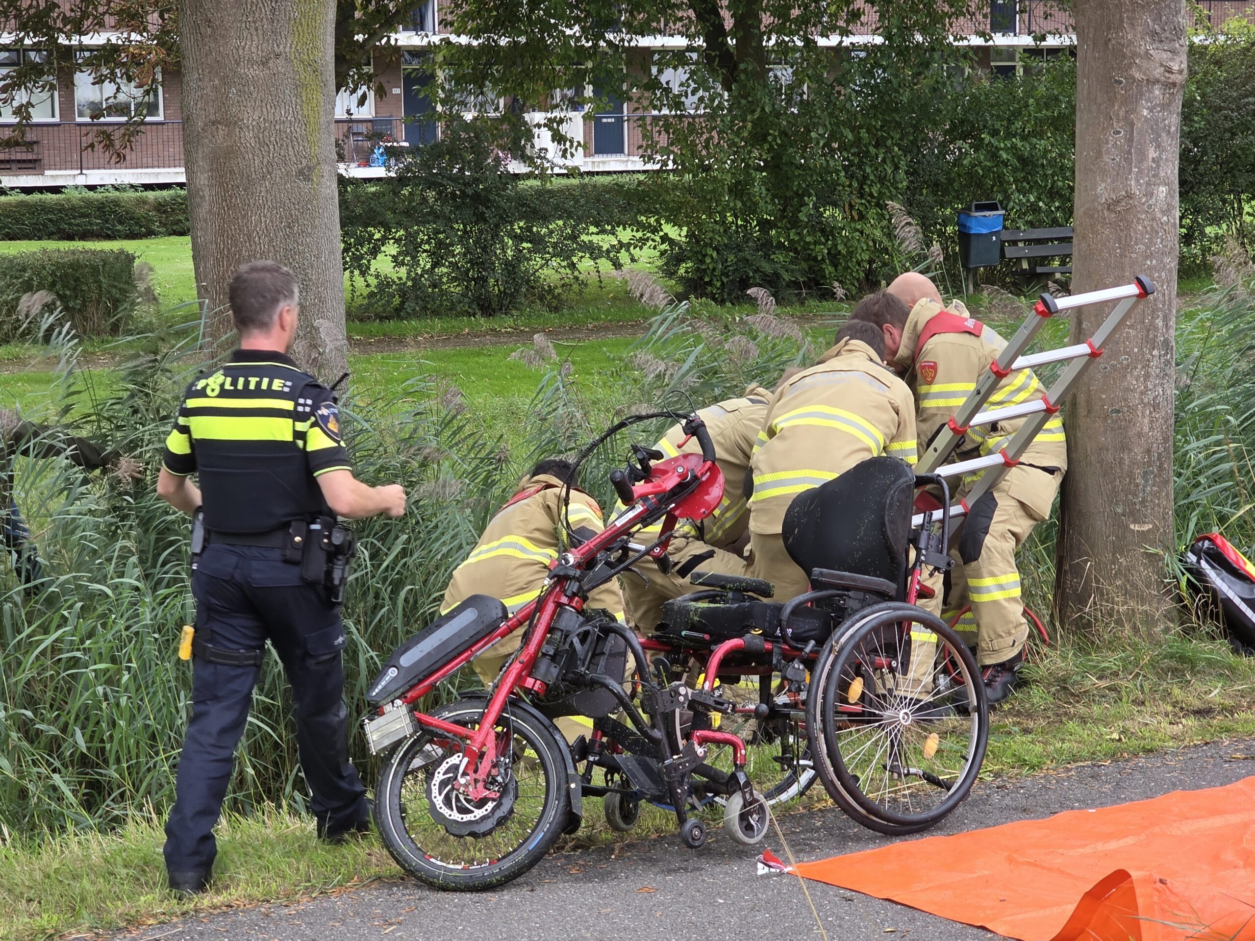 Tractorbestuurder springt sloot in om man met invalide fiets te redden