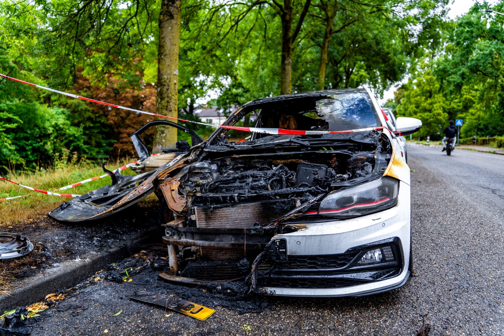 Auto volledig uitgebrand, politie vermoedt opzet