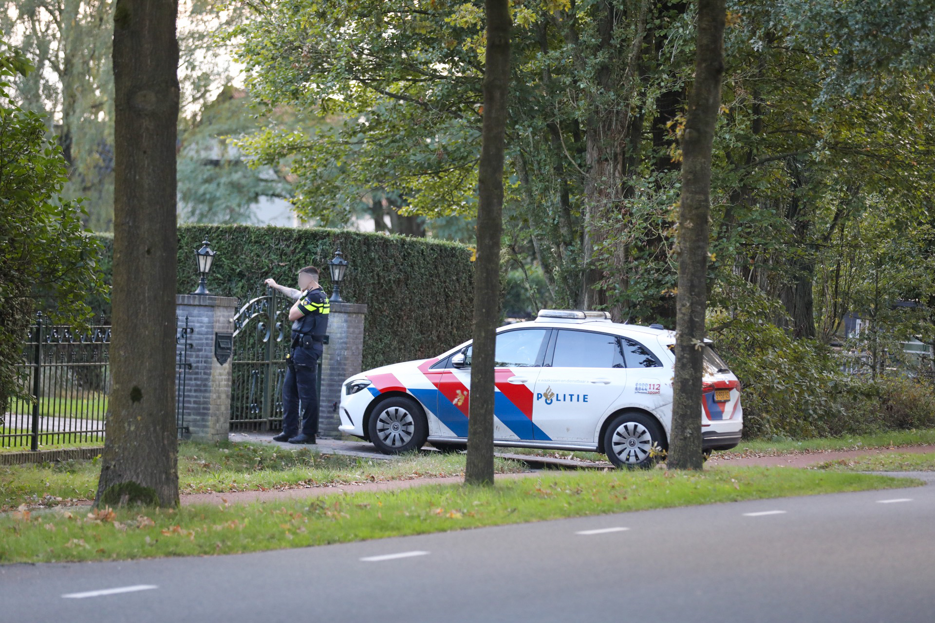 Oudere vrouw gewond na mogelijke val in woning