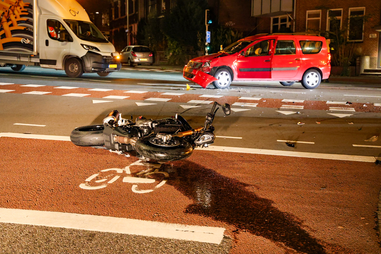 Motorrijder gewond na botsing met auto in Arnhem