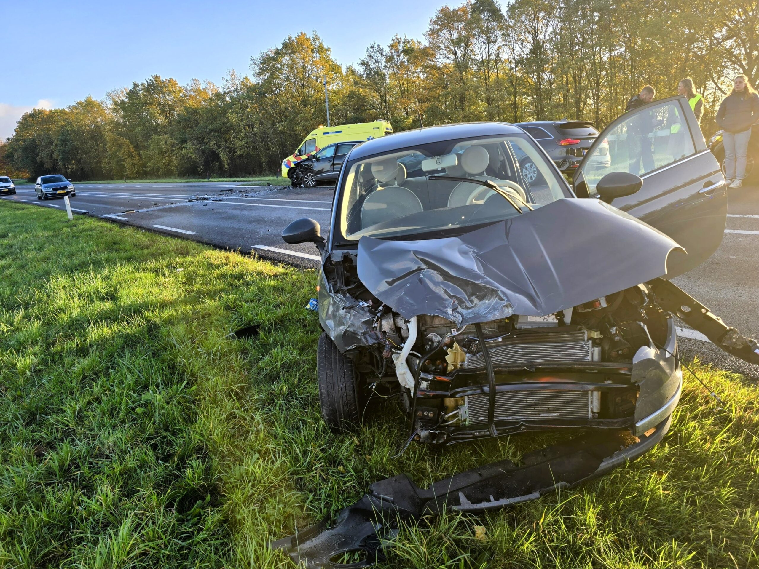 Frontale botsing op N233, twee auto’s zwaar beschadigd