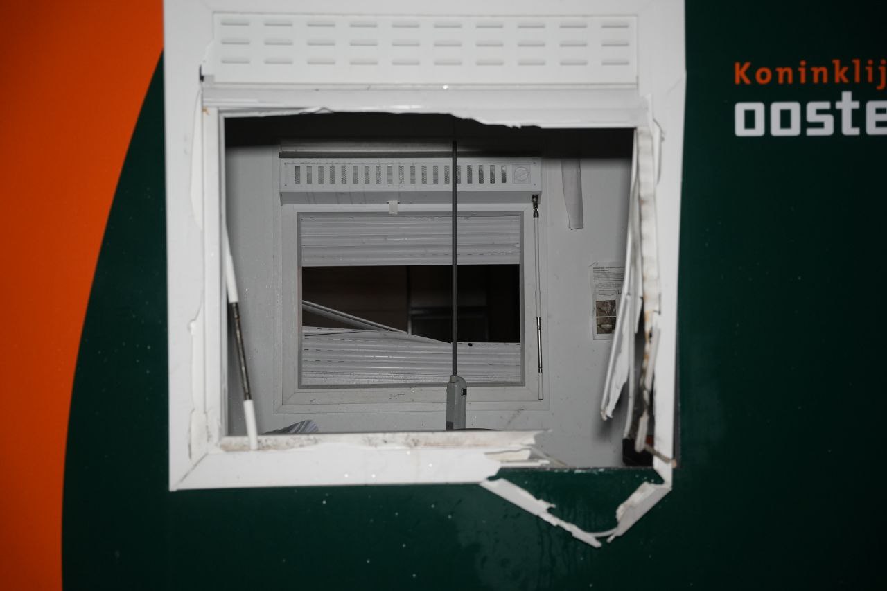 Ramen en rolluiken van bouwkeet vernield door explosie