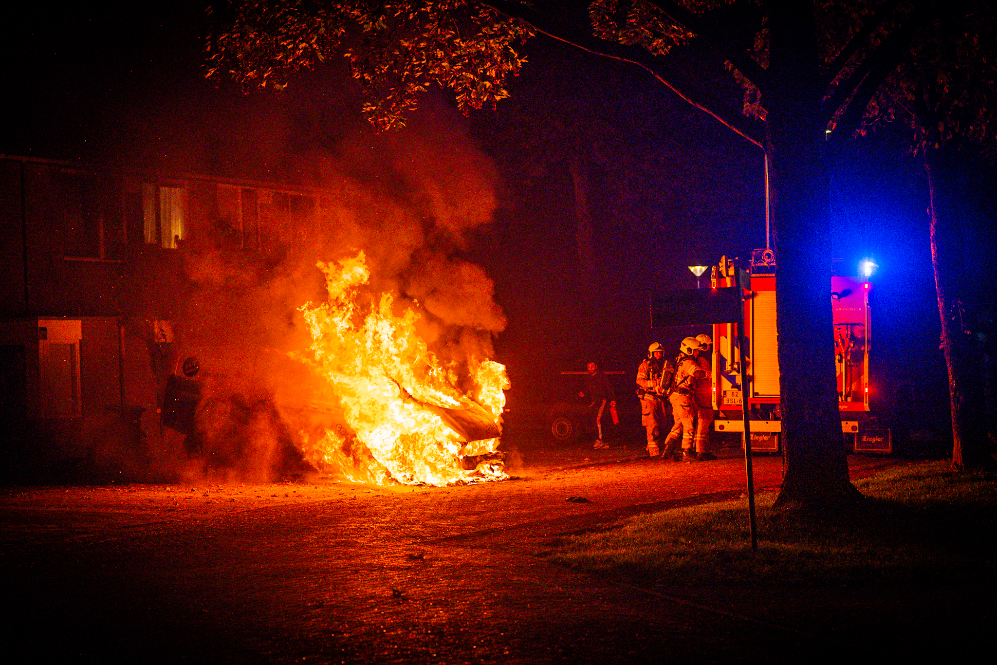Bestelbus in lichterlaaie, politie onderzoekt mogelijke brandstichting