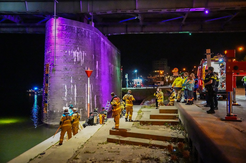 Persoon overleden na val in water bij Rijnkade