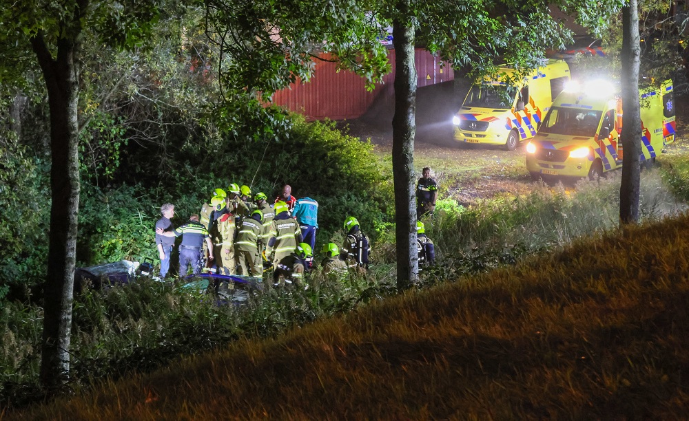 Auto breekt doormidden en vliegt in brand na zwaar ongeval