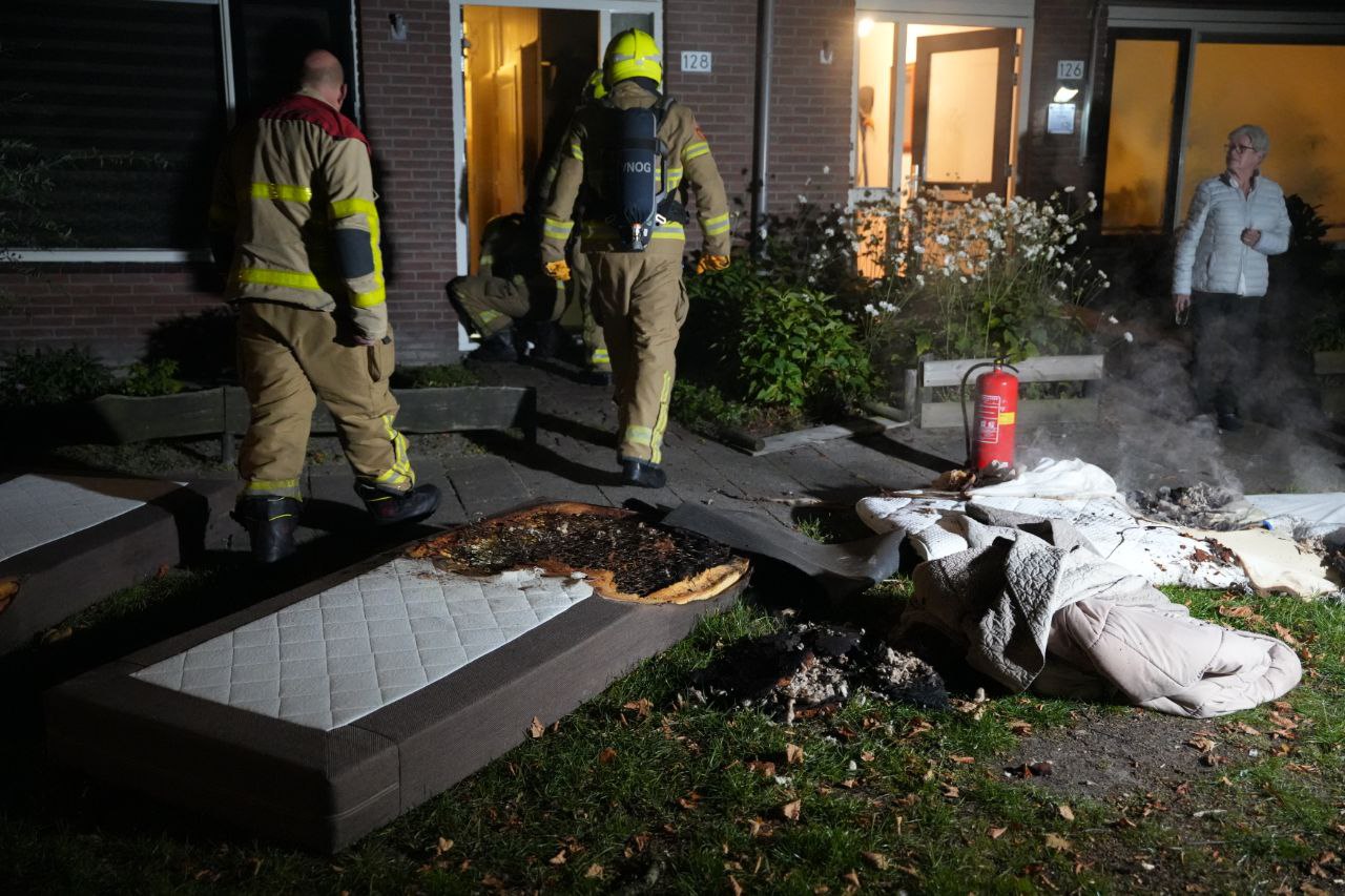 Bed vliegt in brand, bewoner gewond naar ziekenhuis