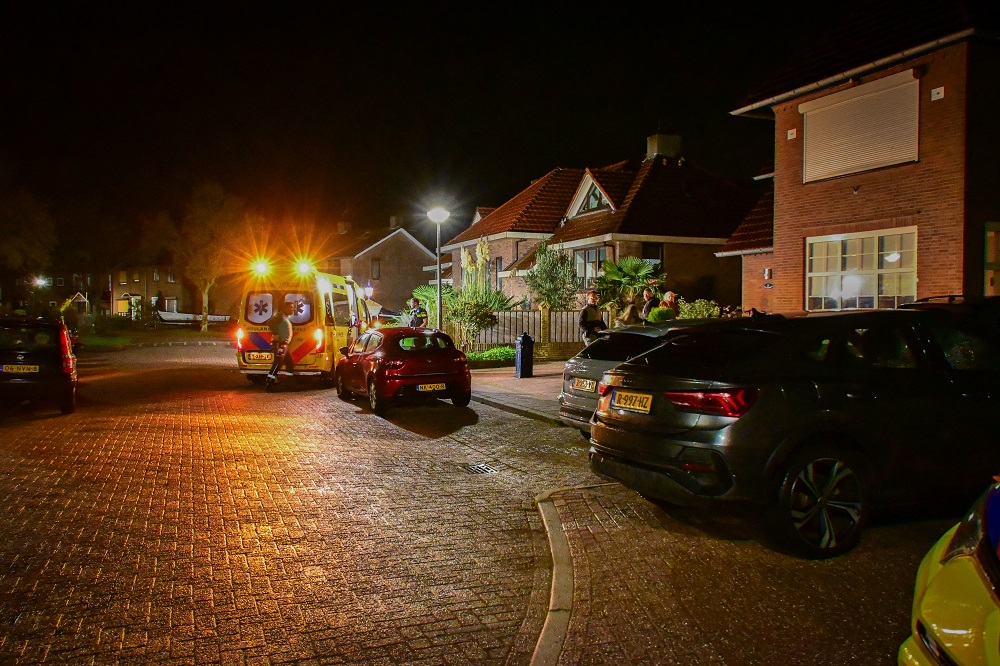 Man na half uur uit water gered door omstanders