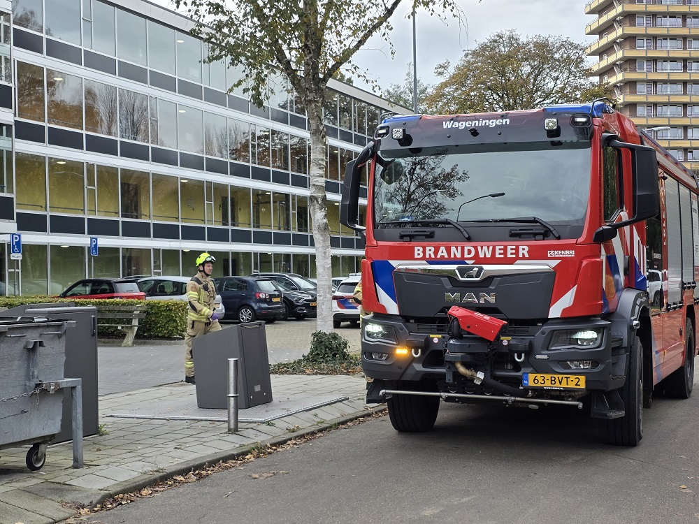 Vrouw in rolstoel met hand bekneld tussen liftdeur