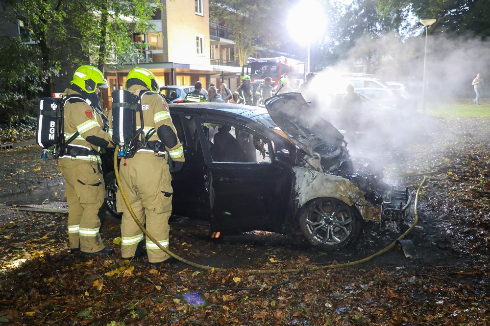 Auto in brand op parkeerplaats, politie doet onderzoek