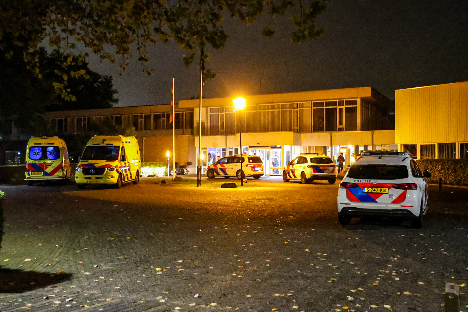 Hulpdiensten massaal naar AZC in Arnhem na melding steekpartij