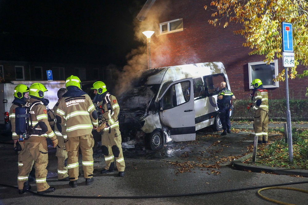 Taxibus volledig uitgebrand, mogelijk brandstichting