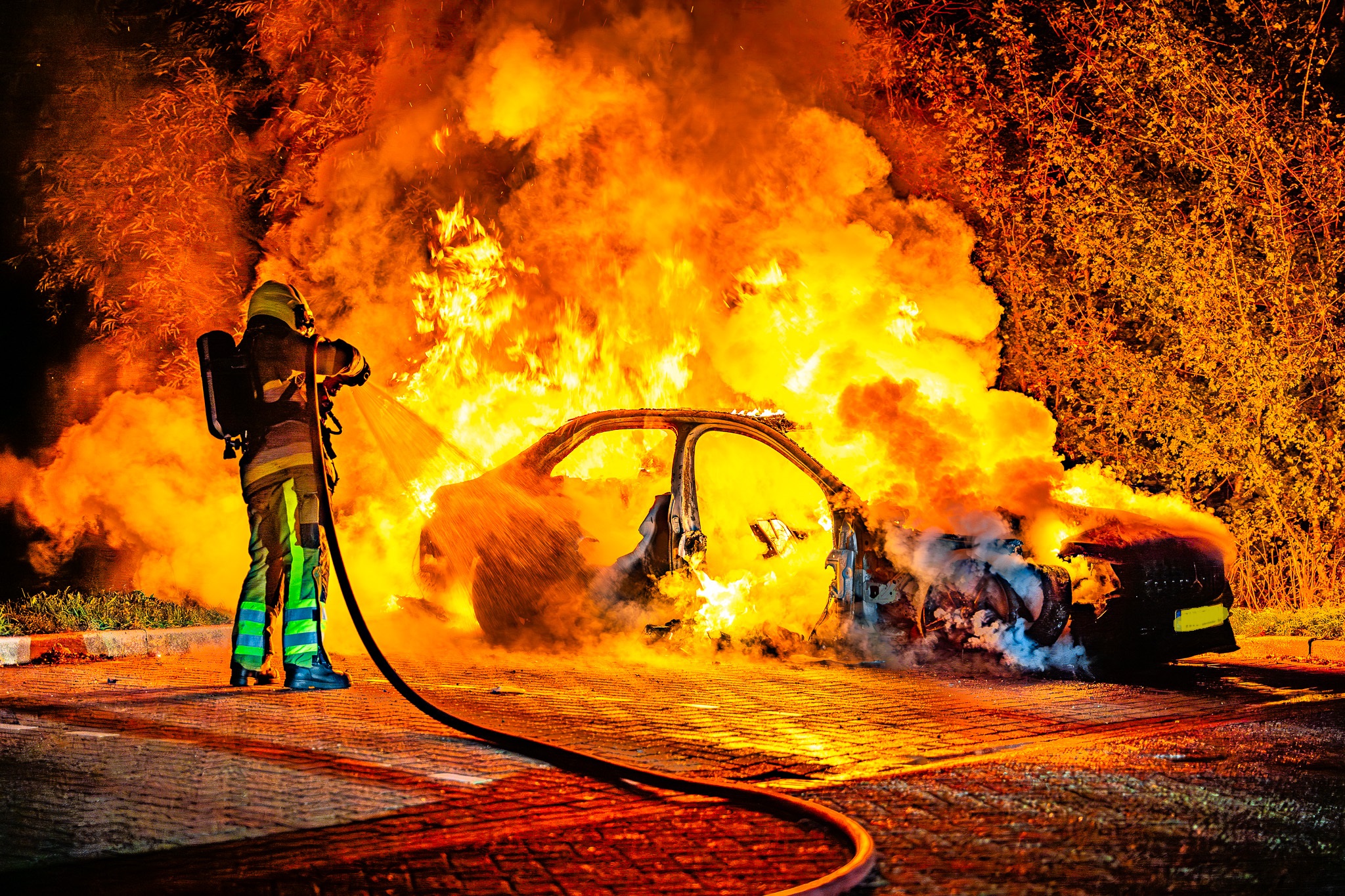 Auto in lichterlaaie op carpoolplaats