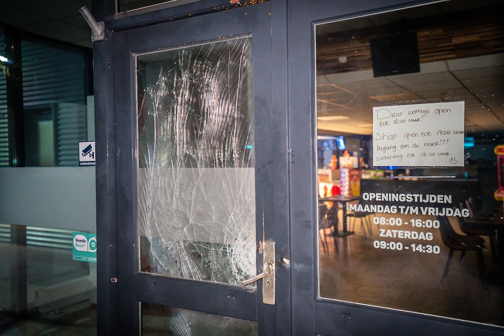 Deur van lunchroom zwaar beschadigd door explosie