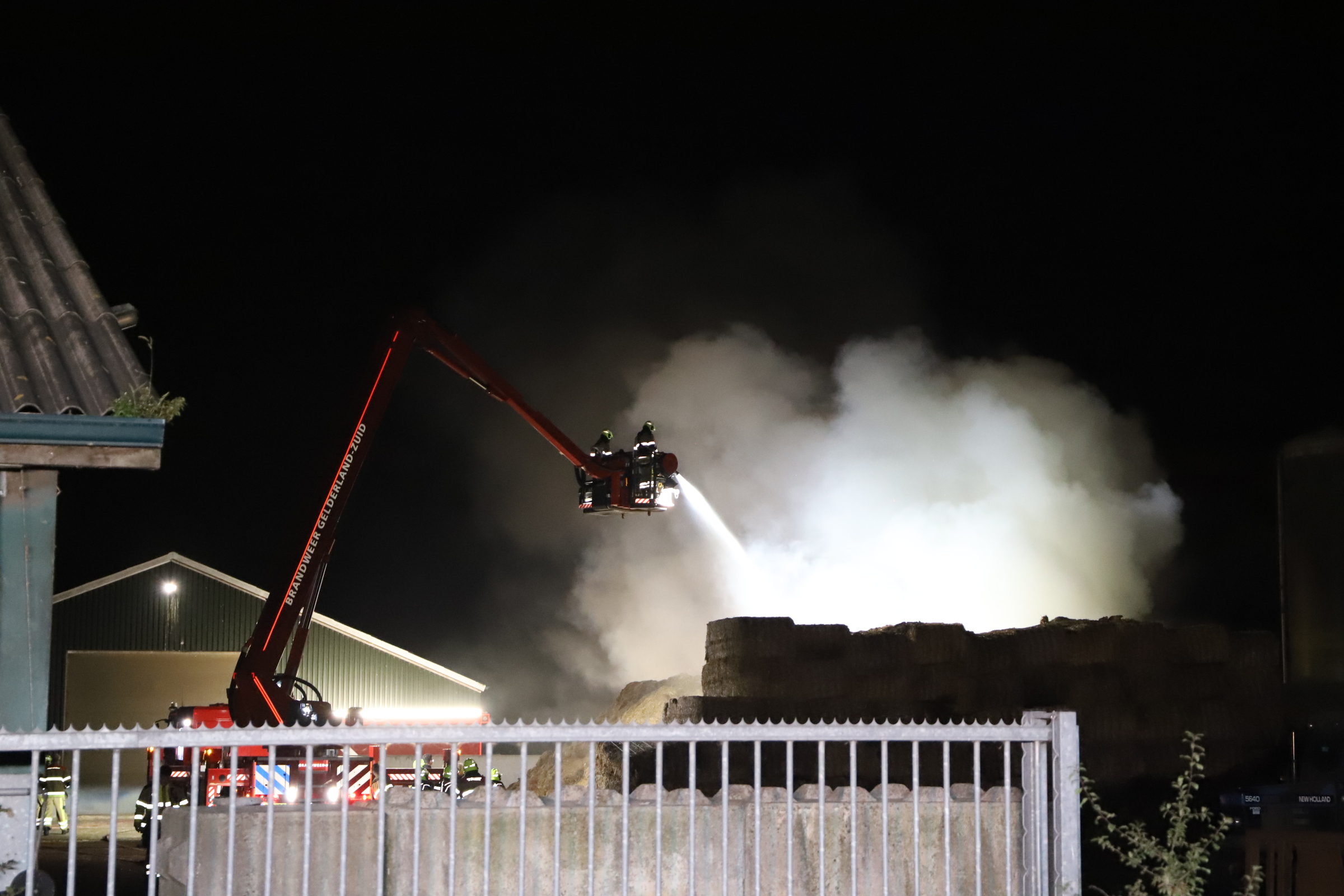 Grote buitenbrand naast stal, brandweer voorkomt overslag