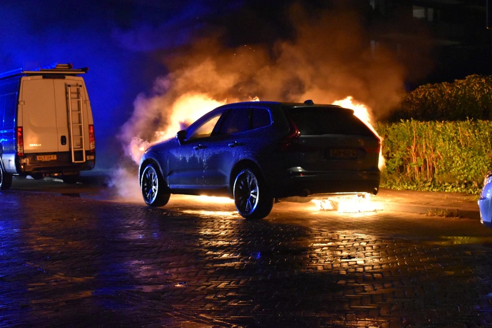 Geparkeerde auto uitgebrand in Arnhem