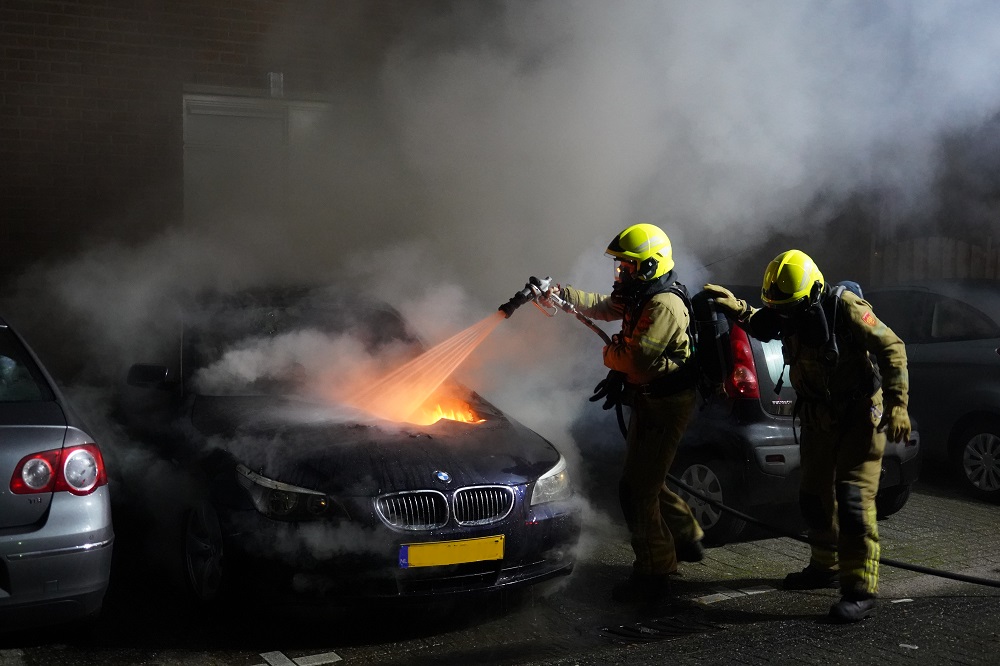 Auto beschadigd door brand, vlammen snel onder controle