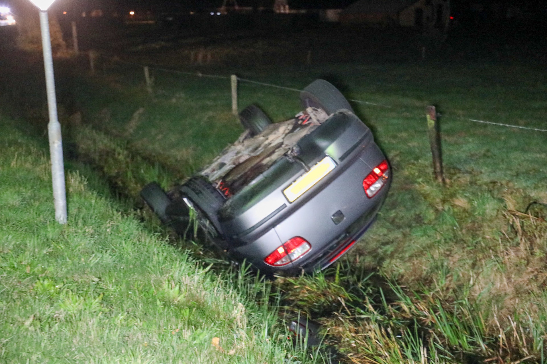 Automobilist belandt op z’n kop in sloot