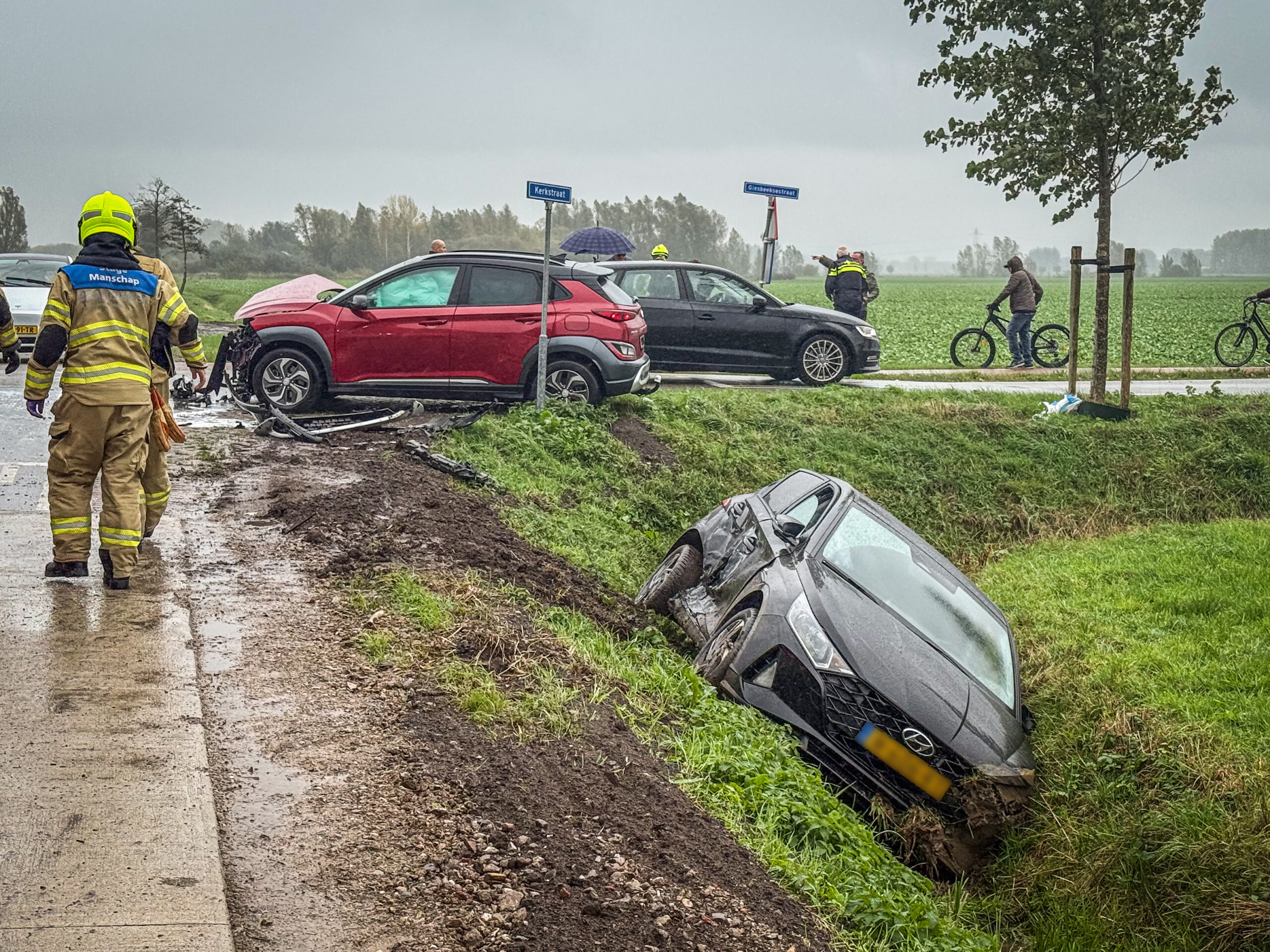 Auto belandt in greppel na botsing, twee personen gecontroleerd door ambulance
