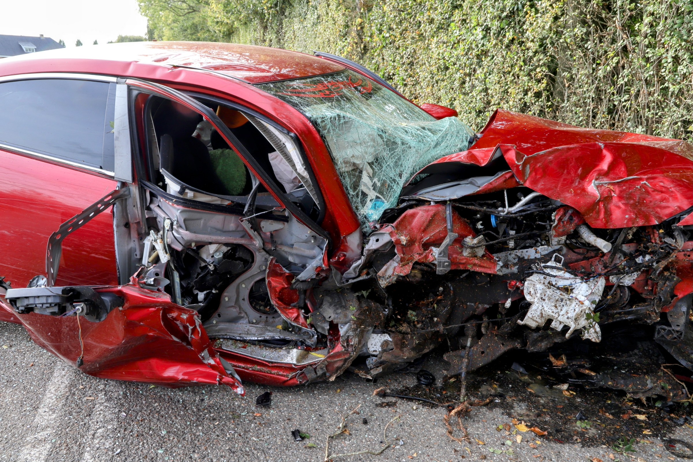 Automobilist crasht auto tegen boom