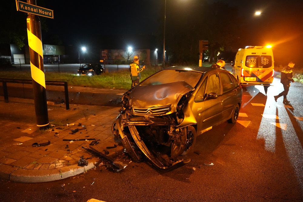 Twee gewonden en veel schade door botsing op kruising