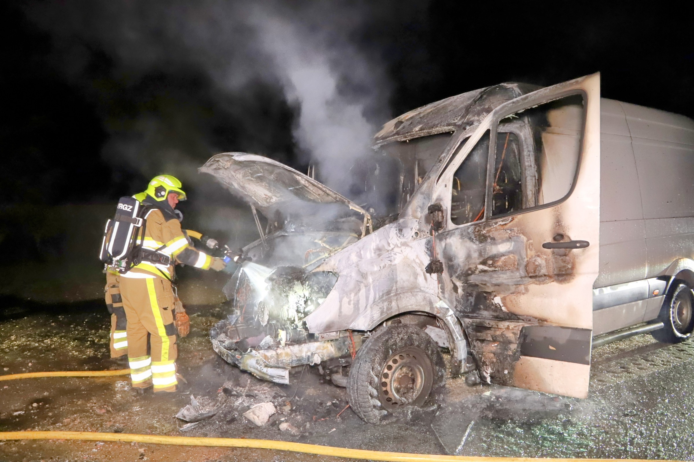 Koeriersbus uitgebrand, lading bespaard gebleven