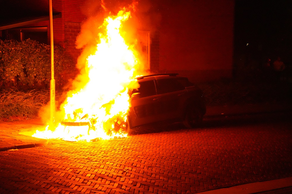 Auto verwoest door felle brand in Arnhem