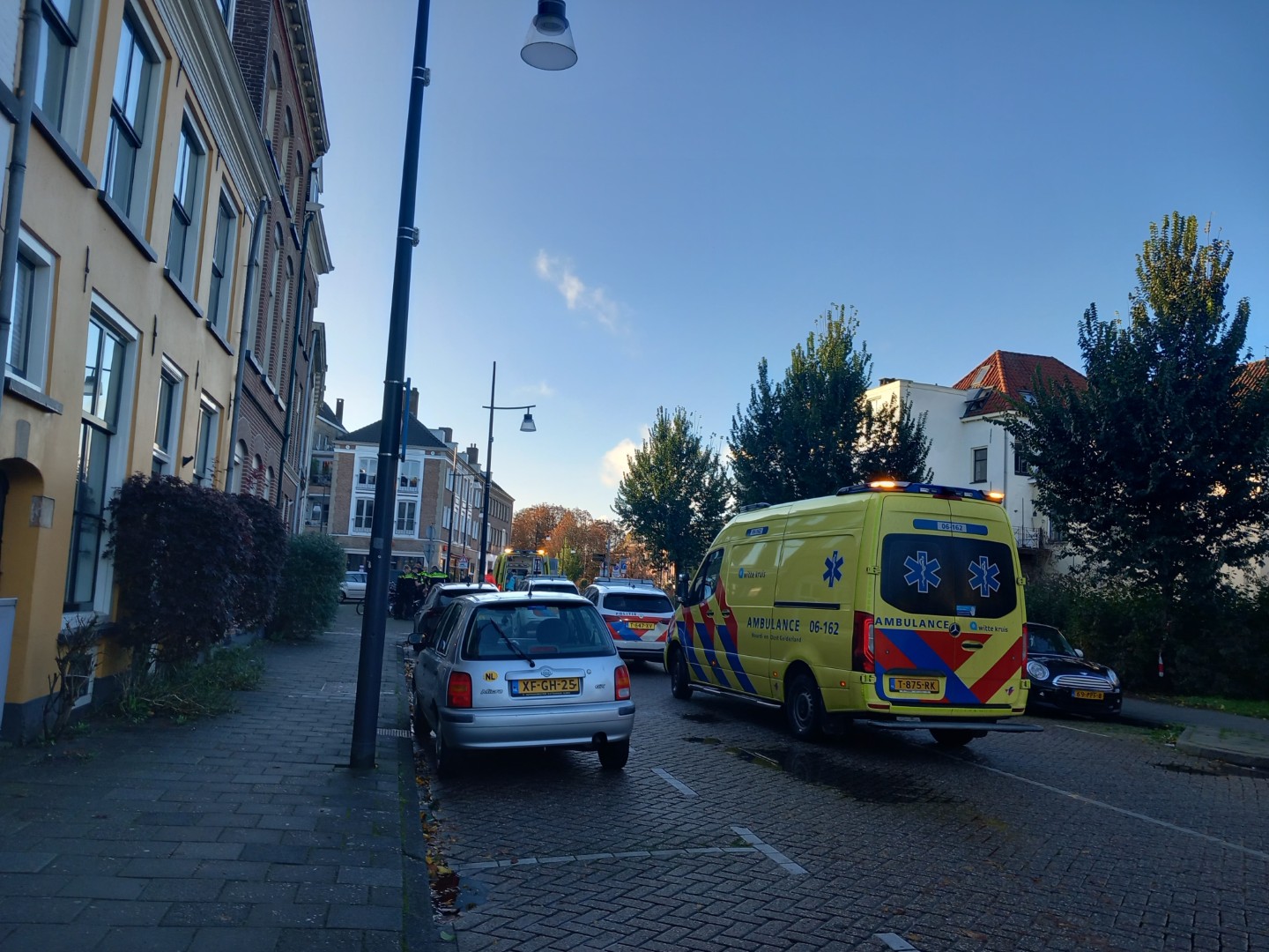 Vrouw (58) bewusteloos aangetroffen en per traumaheli naar ziekenhuis