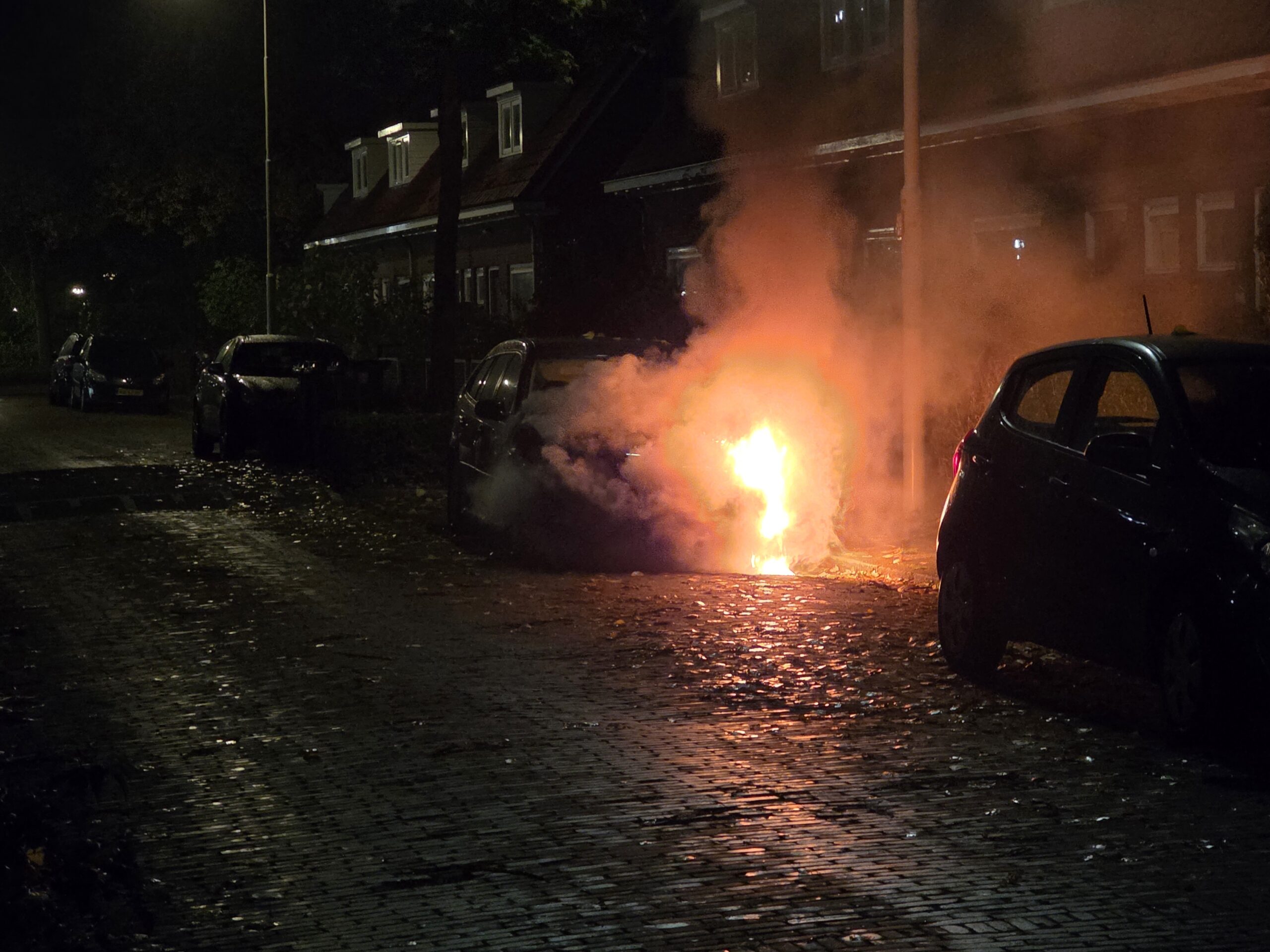 Voorkant van auto in brand, oorzaak nog onbekend