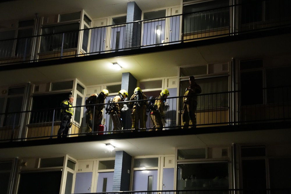 Brand in flatwoning: persoon uit woning gehaald